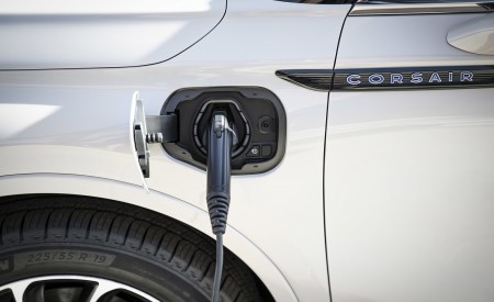 2021 Lincoln Corsair Grand Touring Plug-In Hybrd (Color: Ceramic Pearl) Charging Port Wallpapers 450x275 (39)