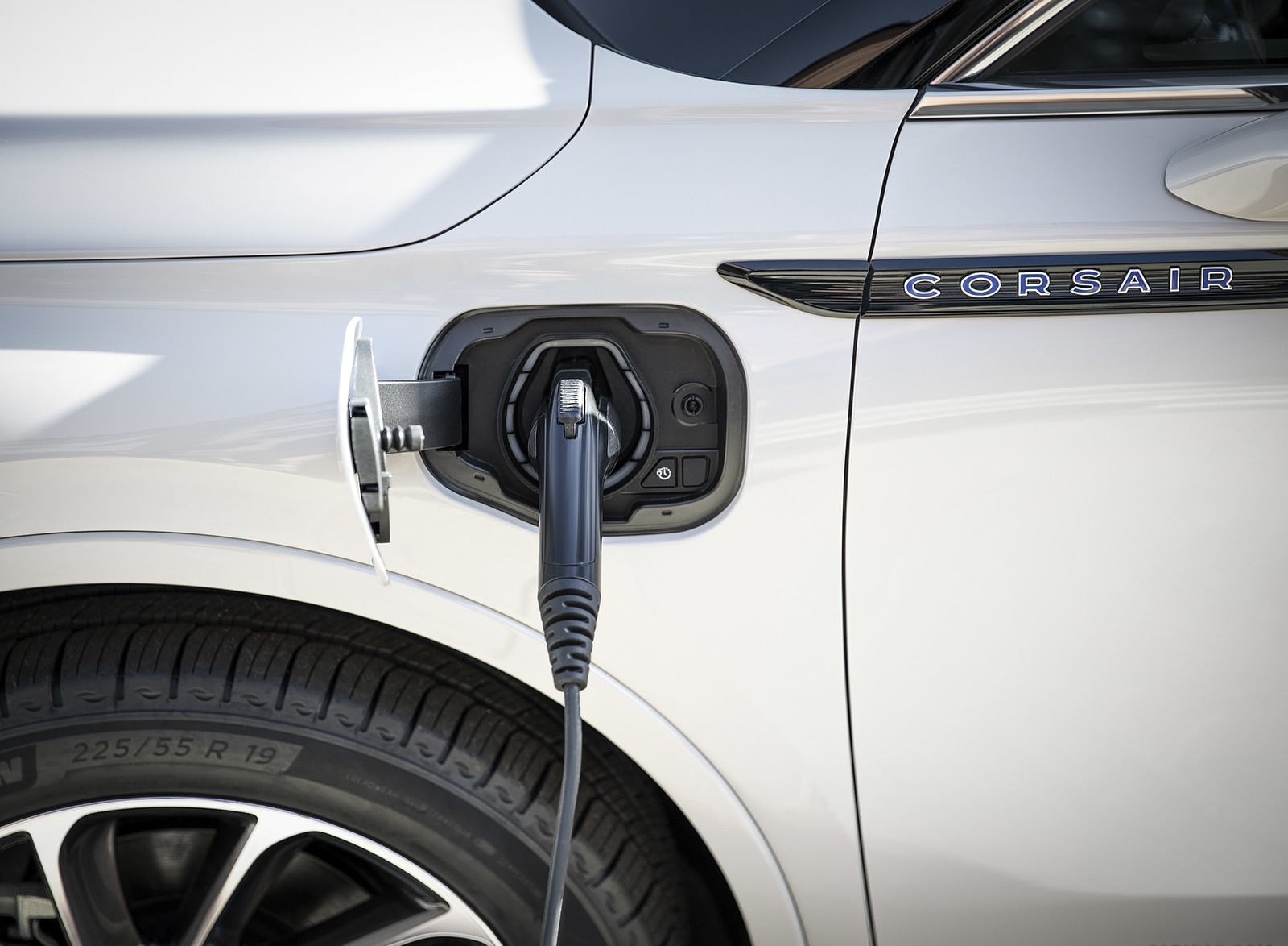 2021 Lincoln Corsair Grand Touring Plug-In Hybrd (Color: Ceramic Pearl) Charging Port Wallpapers (10)