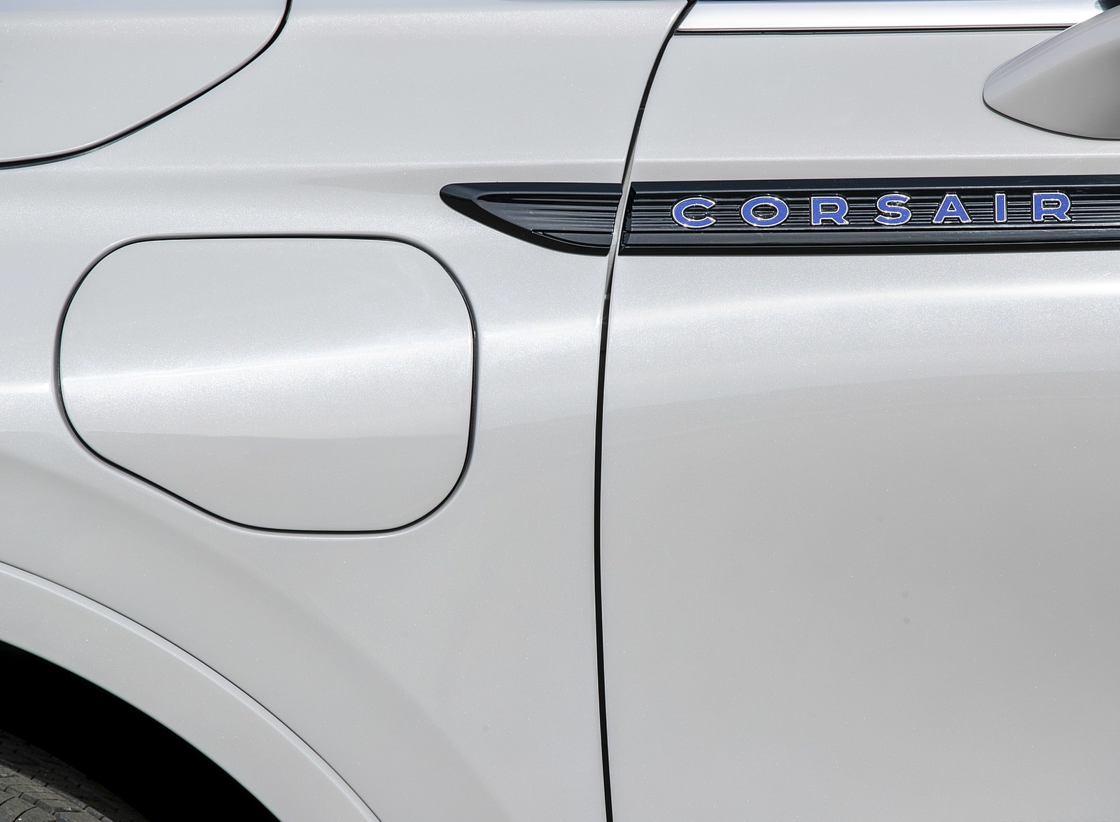 2021 Lincoln Corsair Grand Touring Plug-In Hybrd (Color: Ceramic Pearl) Charging Port Wallpapers (9)