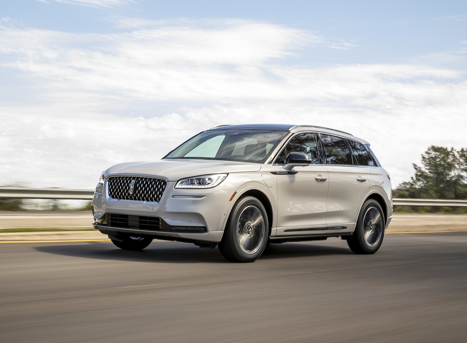 2021 Lincoln Corsair Grand Touring Plug-In Hybrd (Color: Ceramic Pearl) Front Three-Quarter Wallpapers (1)