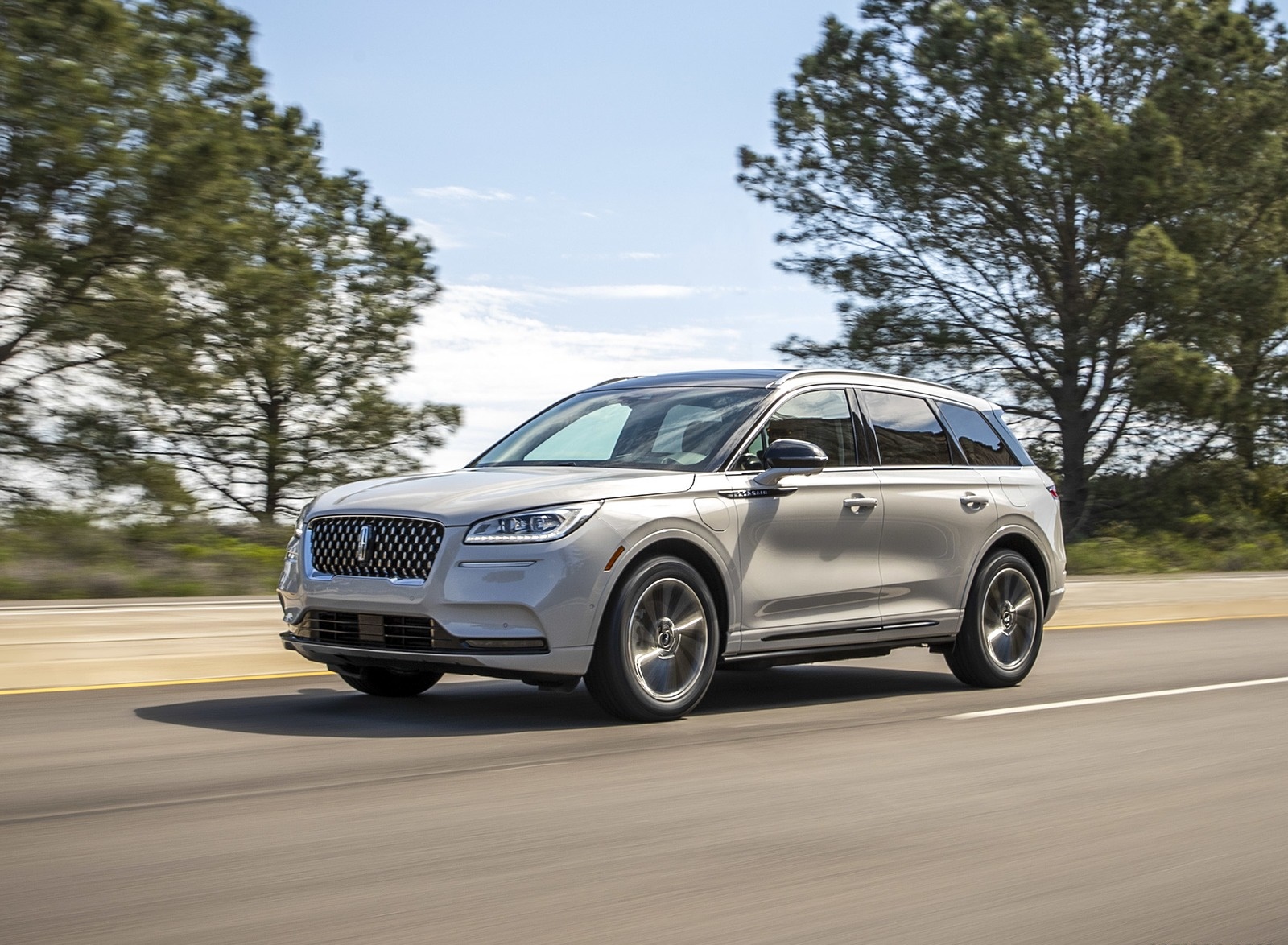 2021 Lincoln Corsair Grand Touring Plug-In Hybrd (Color: Ceramic Pearl) Front Three-Quarter Wallpapers (2)