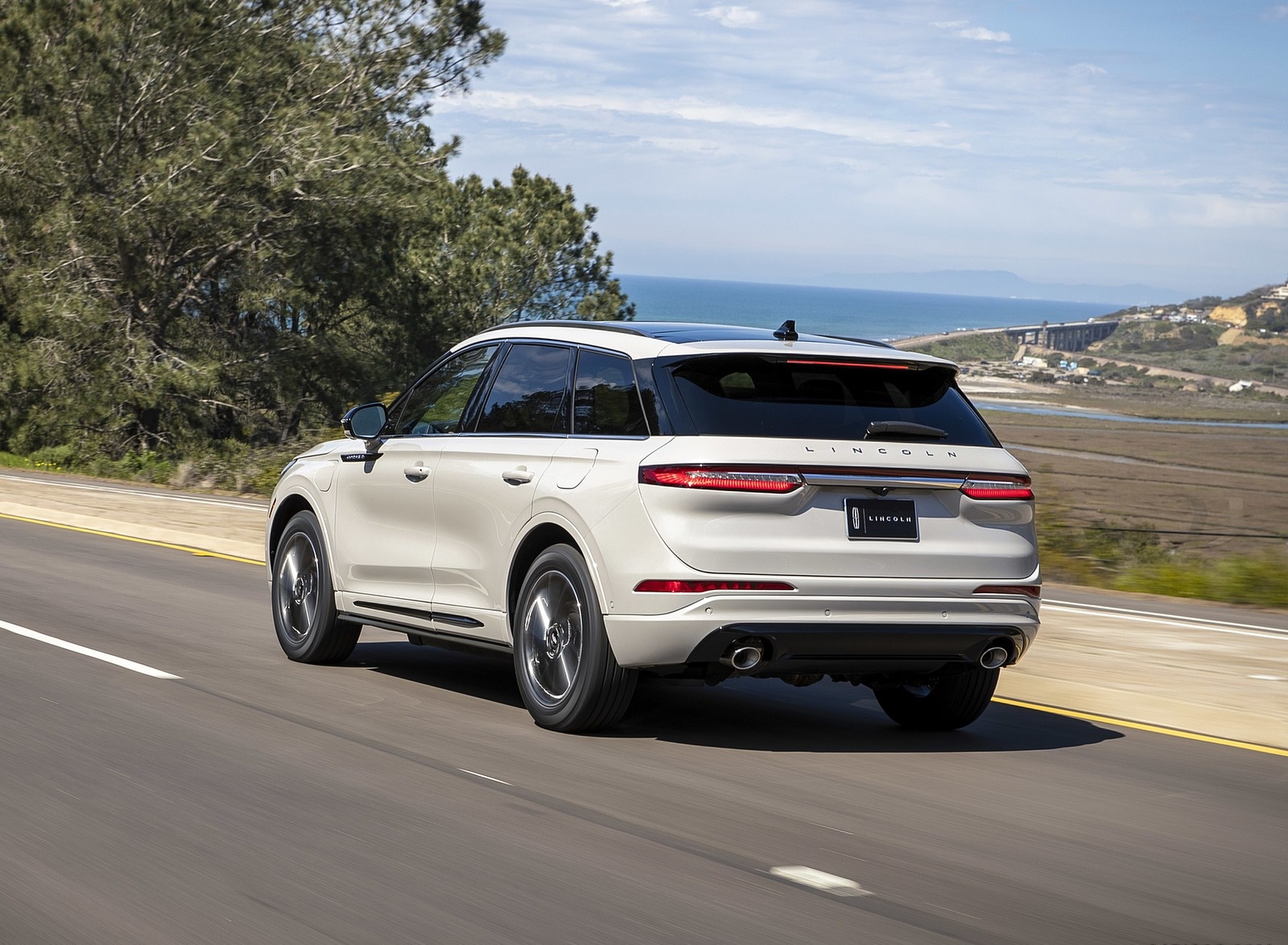 2021 Lincoln Corsair Grand Touring Plug-In Hybrd (Color: Ceramic Pearl) Rear Three-Quarter Wallpapers (4)