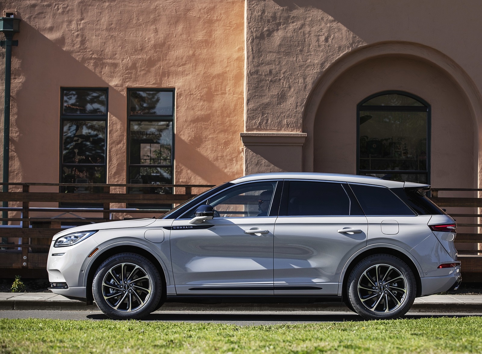 2021 Lincoln Corsair Grand Touring Plug-In Hybrd (Color: Ceramic Pearl) Side Wallpapers (6)