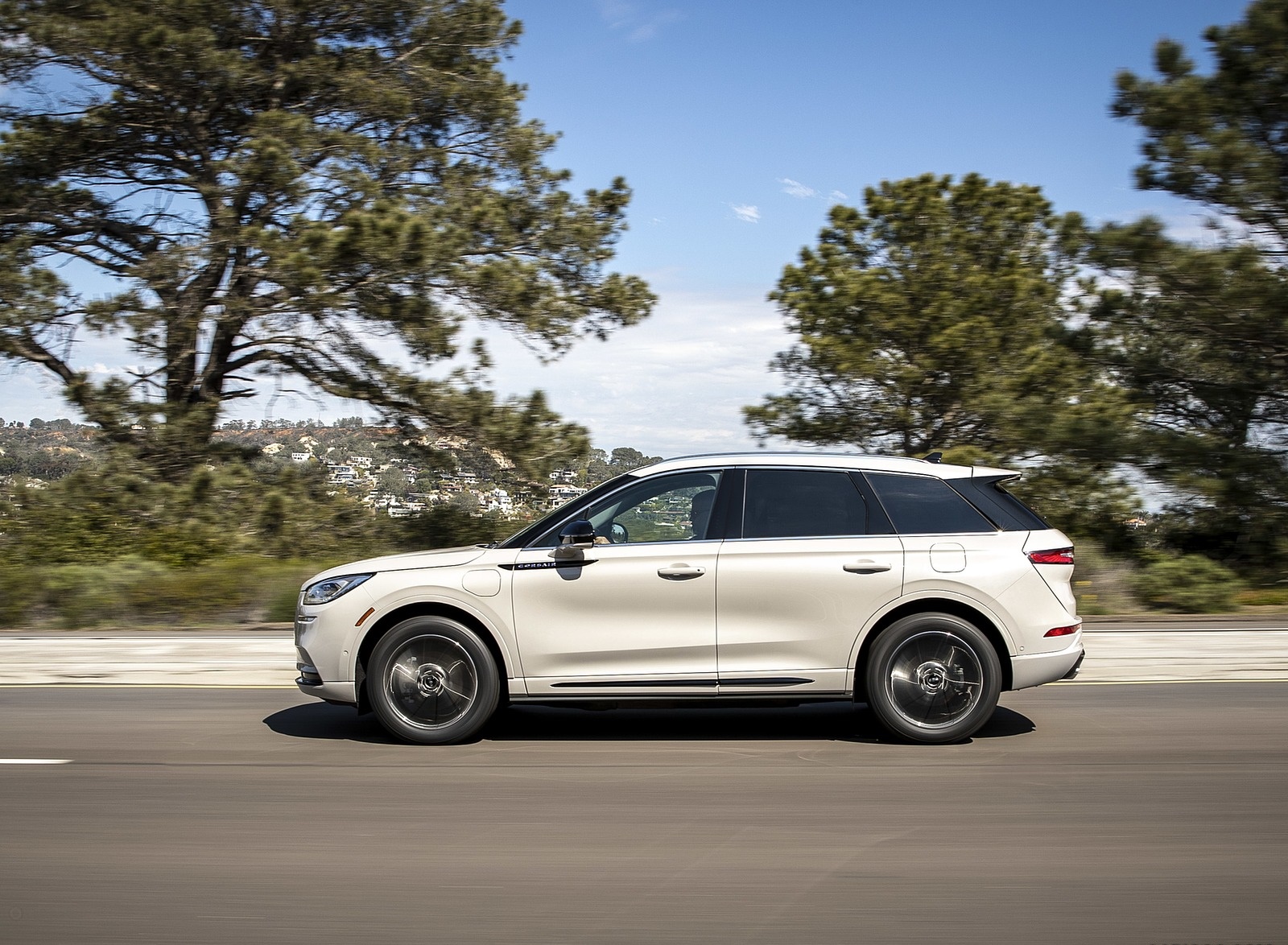 2021 Lincoln Corsair Grand Touring Plug-In Hybrd (Color: Ceramic Pearl) Side Wallpapers (3)