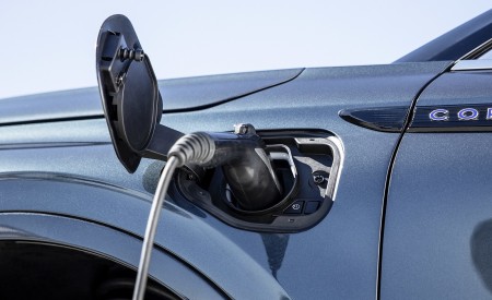 2021 Lincoln Corsair Grand Touring Plug-In Hybrd (Color: Flight Blue) Charging Port Wallpapers 450x275 (45)