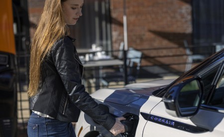 2021 Lincoln Corsair Grand Touring Plug-In Hybrid Charging Connector Wallpapers 450x275 (18)