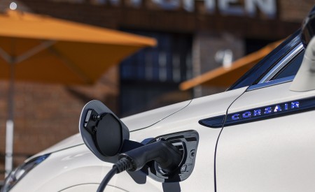 2021 Lincoln Corsair Grand Touring Plug-In Hybrid Charging Connector Wallpapers 450x275 (17)