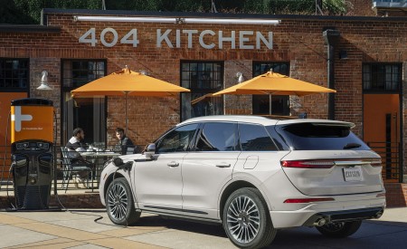 2021 Lincoln Corsair Grand Touring Plug-In Hybrid Rear Three-Quarter Wallpapers 450x275 (12)