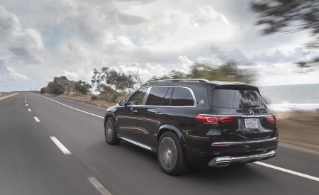 2021 Mercedes-Maybach GLS 600 (US-Spec) Rear Three-Quarter Wallpapers 450x275 (35)