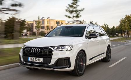 2020 Audi Q7 TFSI e quattro Plug-In Hybrid (Color: Glacier White) Front Three-Quarter Wallpapers 450x275 (3)
