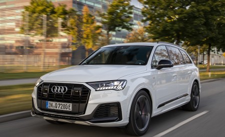 2020 Audi Q7 TFSI e quattro Plug-In Hybrid (Color: Glacier White) Front Three-Quarter Wallpapers 450x275 (4)