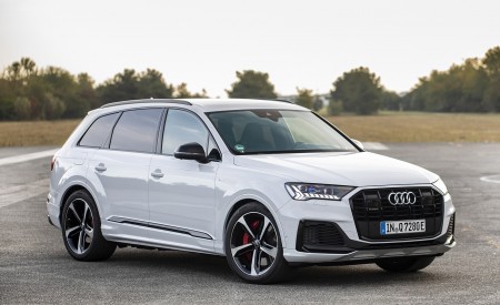2020 Audi Q7 TFSI e quattro Plug-In Hybrid (Color: Glacier White) Front Three-Quarter Wallpapers 450x275 (14)