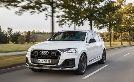 2020 Audi Q7 TFSI e quattro Plug-In Hybrid (Color: Glacier White) Front Three-Quarter Wallpapers 450x275 (5)