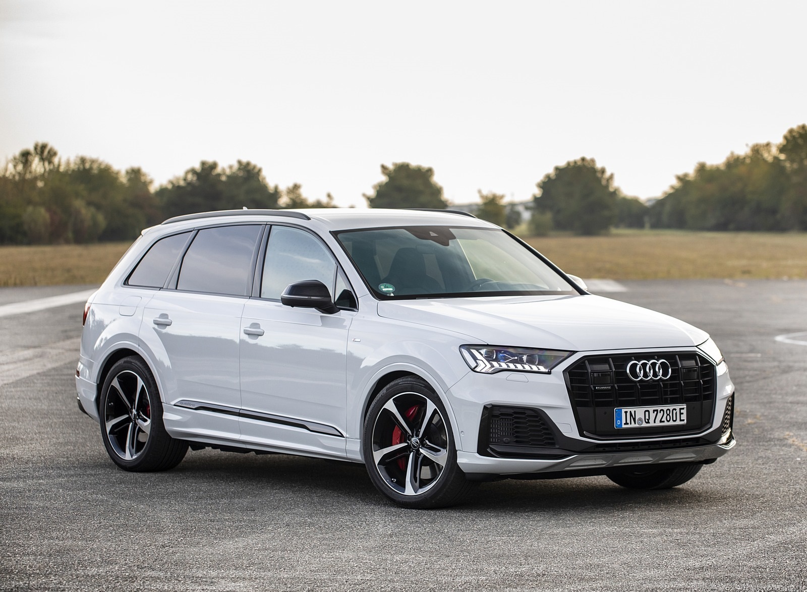 2020 Audi Q7 TFSI e quattro Plug-In Hybrid (Color: Glacier White) Front Three-Quarter Wallpapers (14)