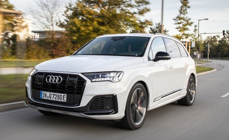 2020 Audi Q7 TFSI e quattro Plug-In Hybrid (Color: Glacier White) Front Three-Quarter Wallpapers 450x275 (9)