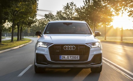 2020 Audi Q7 TFSI e quattro Plug-In Hybrid (Color: Glacier White) Front Wallpapers 450x275 (10)