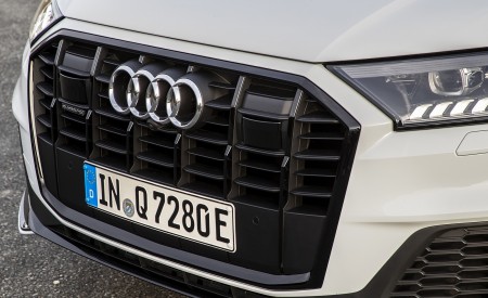 2020 Audi Q7 TFSI e quattro Plug-In Hybrid (Color: Glacier White) Grill Wallpapers 450x275 (30)