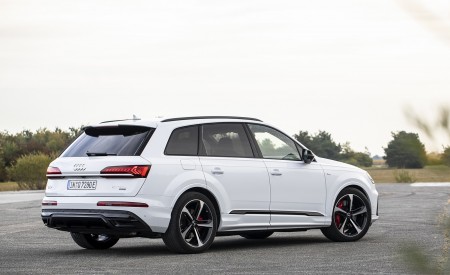 2020 Audi Q7 TFSI e quattro Plug-In Hybrid (Color: Glacier White) Rear Three-Quarter Wallpapers 450x275 (16)