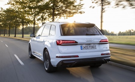 2020 Audi Q7 TFSI e quattro Plug-In Hybrid (Color: Glacier White) Rear Three-Quarter Wallpapers 450x275 (11)