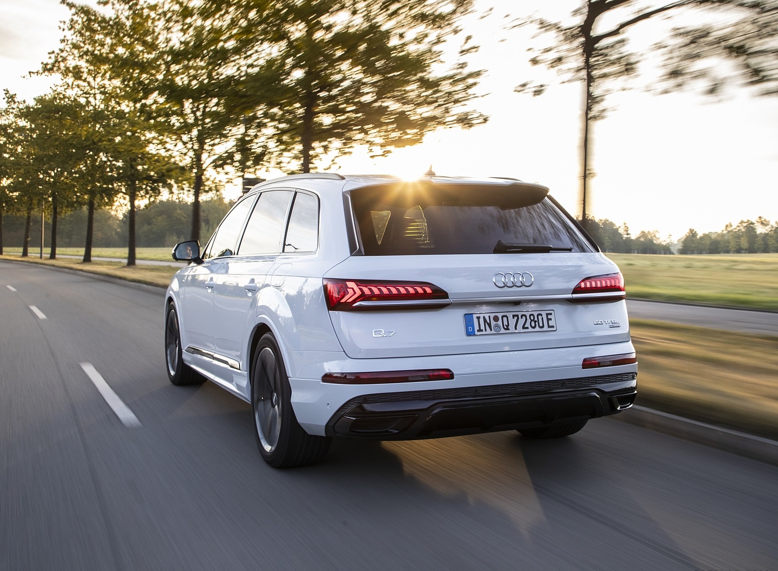 2020 Audi Q7 TFSI e quattro Plug-In Hybrid (Color: Glacier White) Rear Three-Quarter Wallpapers (11)
