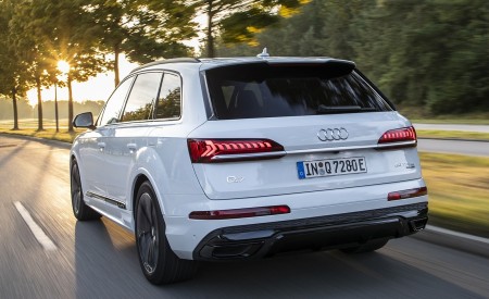 2020 Audi Q7 TFSI e quattro Plug-In Hybrid (Color: Glacier White) Rear Three-Quarter Wallpapers 450x275 (6)