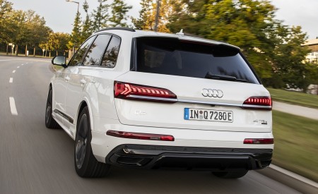 2020 Audi Q7 TFSI e quattro Plug-In Hybrid (Color: Glacier White) Rear Three-Quarter Wallpapers 450x275 (12)