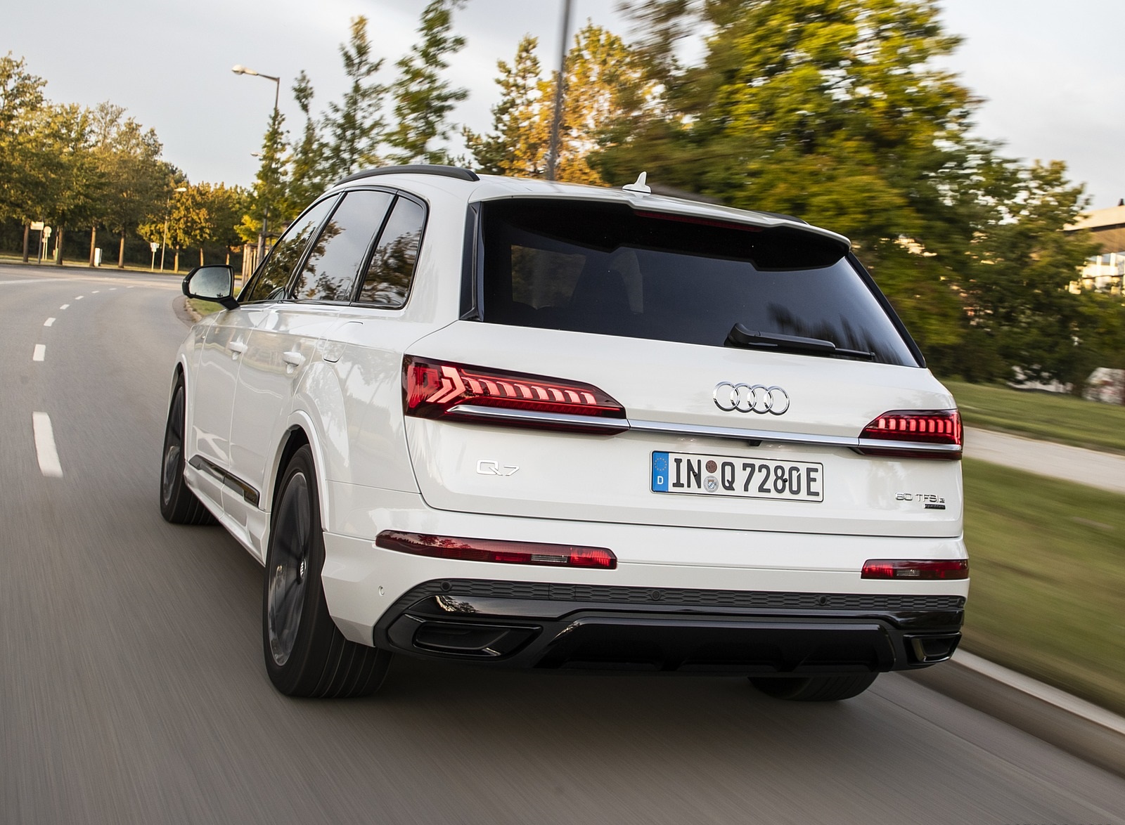 2020 Audi Q7 TFSI e quattro Plug-In Hybrid (Color: Glacier White) Rear Three-Quarter Wallpapers (12)
