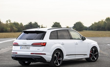 2020 Audi Q7 TFSI e quattro Plug-In Hybrid (Color: Glacier White) Rear Three-Quarter Wallpapers 450x275 (18)