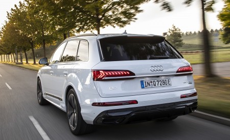 2020 Audi Q7 TFSI e quattro Plug-In Hybrid (Color: Glacier White) Rear Three-Quarter Wallpapers 450x275 (7)
