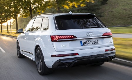2020 Audi Q7 TFSI e quattro Plug-In Hybrid (Color: Glacier White) Rear Three-Quarter Wallpapers 450x275 (8)