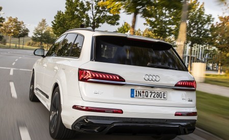 2020 Audi Q7 TFSI e quattro Plug-In Hybrid (Color: Glacier White) Rear Three-Quarter Wallpapers 450x275 (13)