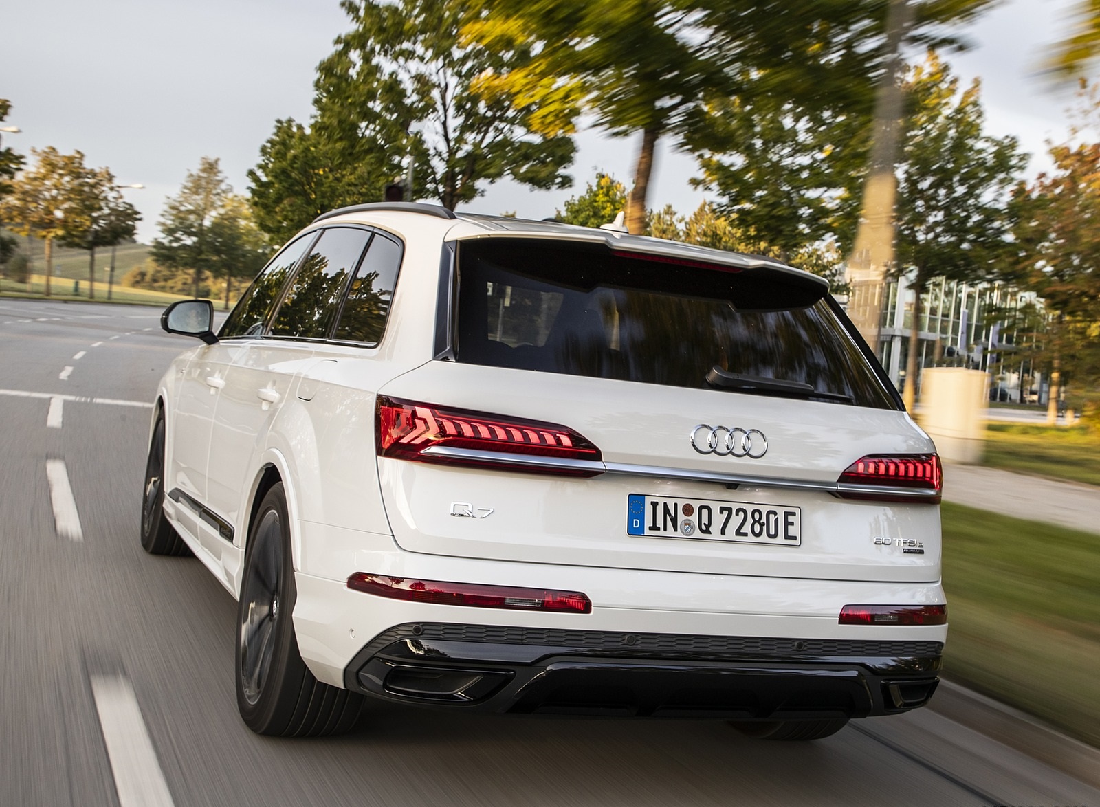 2020 Audi Q7 TFSI e quattro Plug-In Hybrid (Color: Glacier White) Rear Three-Quarter Wallpapers (13)