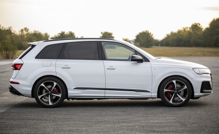 2020 Audi Q7 TFSI e quattro Plug-In Hybrid (Color: Glacier White) Side Wallpapers 450x275 (20)