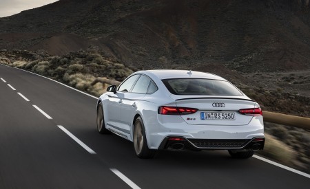 2020 Audi RS 5 Sportback (Color: Glacier White) Rear Three-Quarter Wallpapers 450x275 (42)
