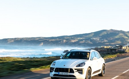 2020 Porsche Macan GTS (Color: Carrara White Metallic) Front Three-Quarter Wallpapers 450x275 (202)