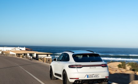 2020 Porsche Macan GTS (Color: Carrara White Metallic) Rear Three-Quarter Wallpapers 450x275 (205)