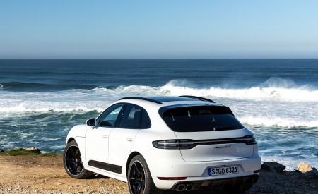 2020 Porsche Macan GTS (Color: Carrara White Metallic) Rear Three-Quarter Wallpapers 450x275 (222)