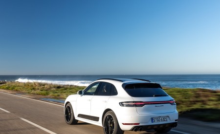 2020 Porsche Macan GTS (Color: Carrara White Metallic) Rear Three-Quarter Wallpapers 450x275 (211)