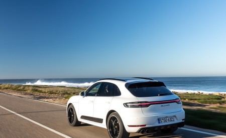 2020 Porsche Macan GTS (Color: Carrara White Metallic) Rear Three-Quarter Wallpapers 450x275 (213)