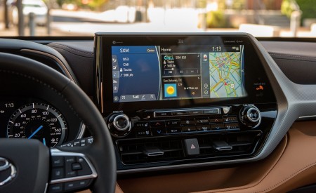 2020 Toyota Highlander Platinum Hybrid AWD (Color: Ruby Flare Pearl) Central Console Wallpapers 450x275 (21)