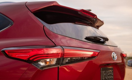 2020 Toyota Highlander Platinum Hybrid AWD (Color: Ruby Flare Pearl) Tail Light Wallpapers 450x275 (13)