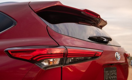 2020 Toyota Highlander Platinum Hybrid AWD (Color: Ruby Flare Pearl) Tail Light Wallpapers 450x275 (12)