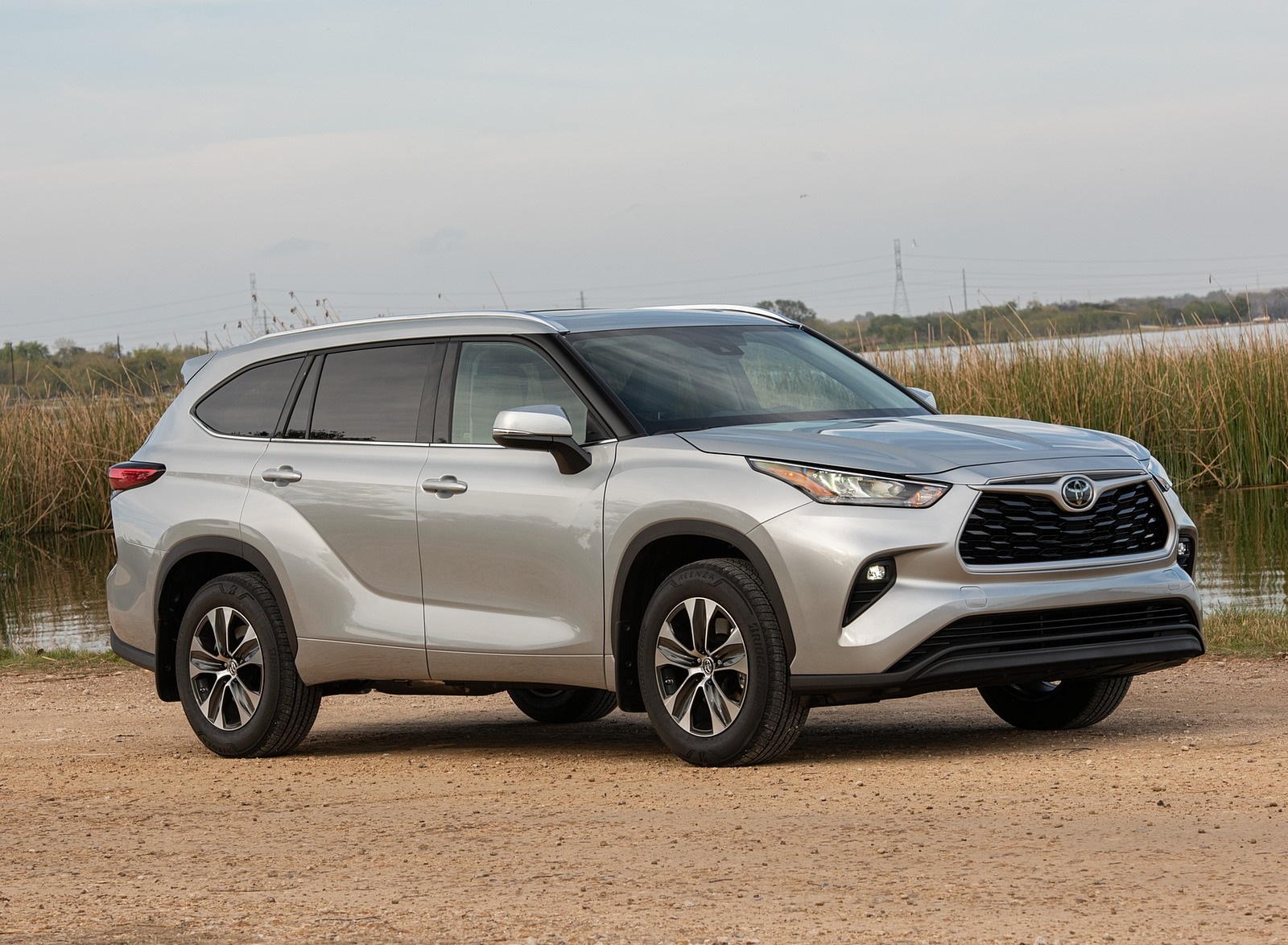 2020 Toyota Highlander XLE (Color: Silver Metallic) Front Three-Quarter Wallpapers (11)
