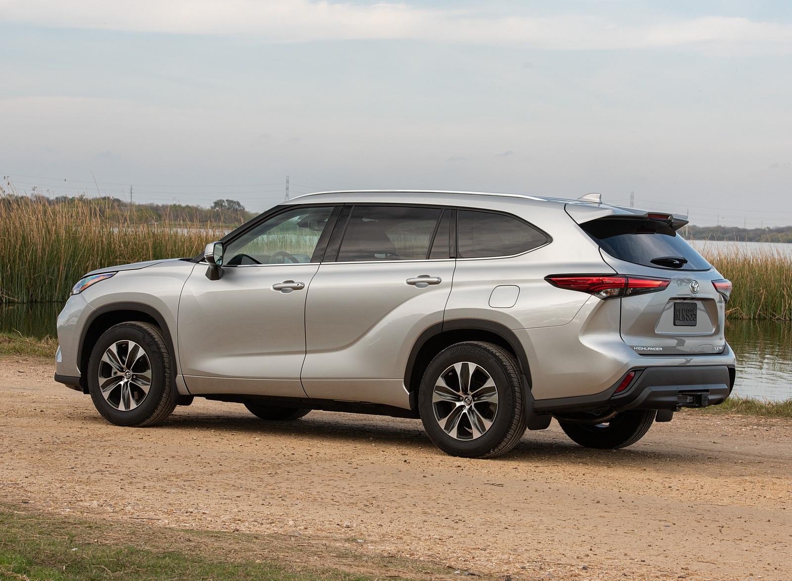 2020 Toyota Highlander XLE (Color: Silver Metallic) Rear Three-Quarter Wallpapers (14)