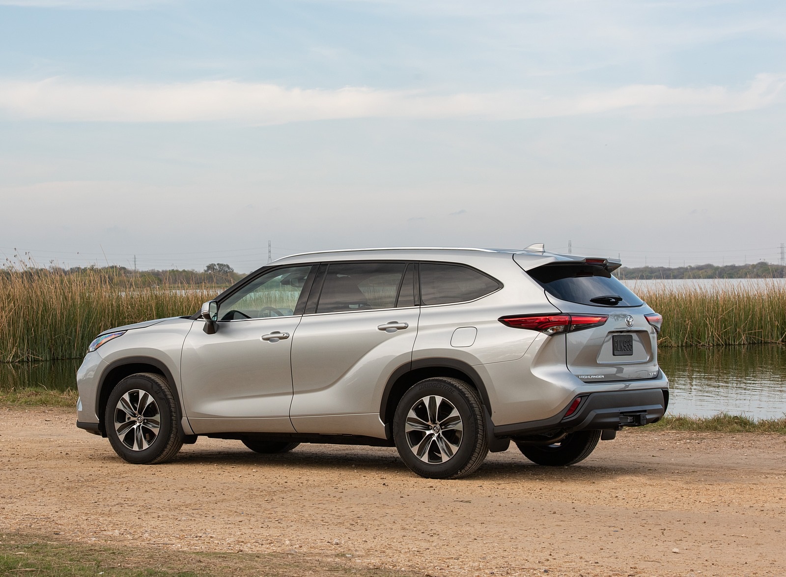 2020 Toyota Highlander XLE (Color: Silver Metallic) Rear Three-Quarter Wallpapers (15)