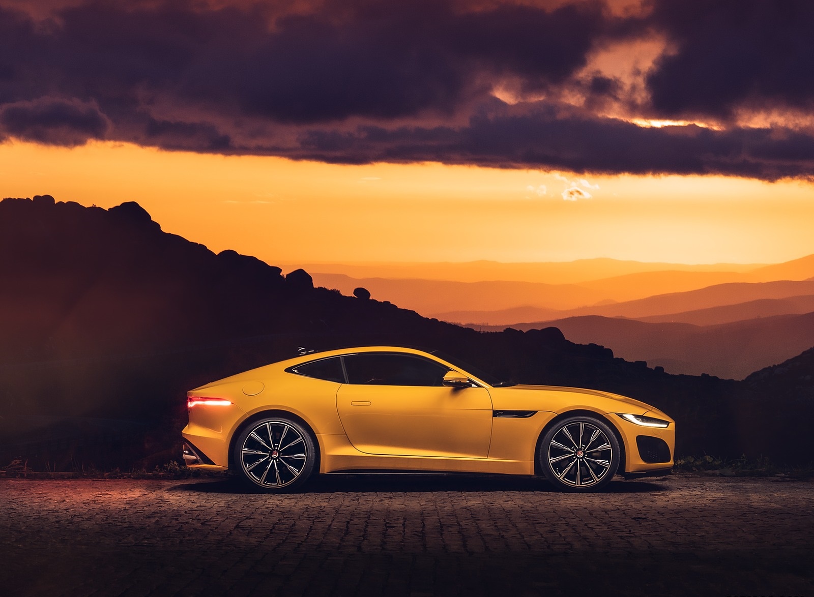 2021 Jaguar F-TYPE R Coupe AWD (Color: Sorrento Yellow) Side Wallpapers #82 of 143