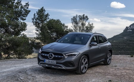 2021 Mercedes-Benz GLA 220d (Color: Mountain Grey Magno) Front Three-Quarter Wallpapers 450x275 (31)