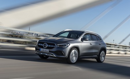 2021 Mercedes-Benz GLA 220d (Color: Mountain Grey Magno) Front Three-Quarter Wallpapers 450x275 (28)