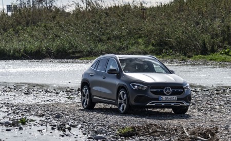 2021 Mercedes-Benz GLA 220d (Color: Mountain Grey Magno) Front Three-Quarter Wallpapers 450x275 (33)