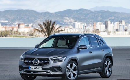 2021 Mercedes-Benz GLA 220d (Color: Mountain Grey Magno) Front Three-Quarter Wallpapers 450x275 (36)